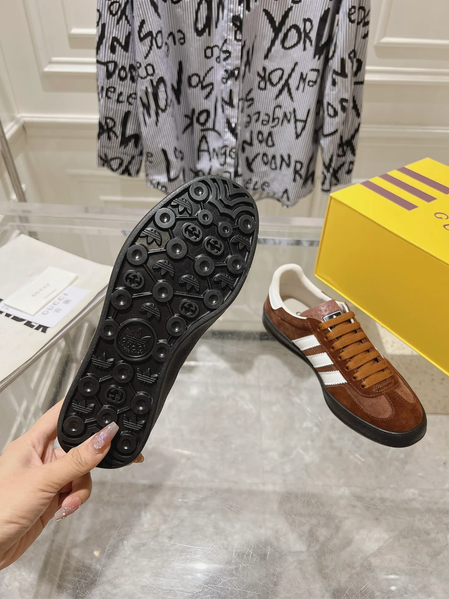👟👟Ex-factory price 520👟👟Gucci&adidas joint limited edition couple's sneakers. A super nice joint casual sneaker with rich and bold colors! It showed everyone a completely different charm from the past! Combining retro style and youthful sports style to create a new aesthetic! Vitality yet stylish at the same time! ! Upper - made of cowhide, cowhide, cloth. Lining - sheepskin lining for foot pads. Sole - original open-molded beef tendon non-slip and wear-resistant outsole. Size: 35-47 (couple style)
